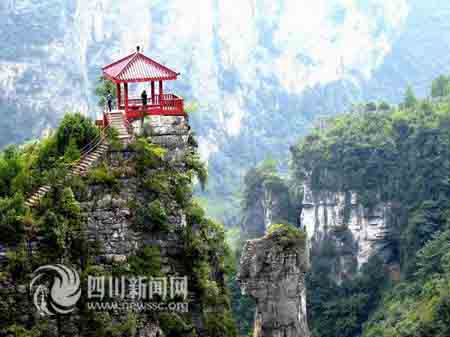 重庆邀成都市民到渝过冬 体验温泉红叶