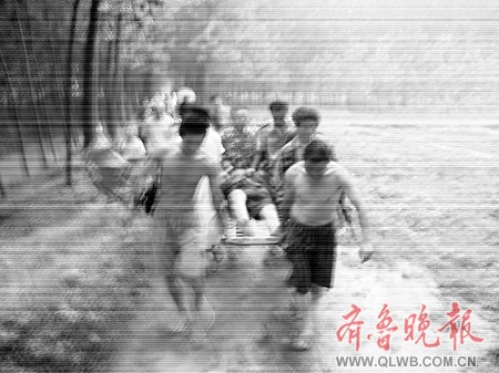 84岁老人雨天被困水中8小时后获救(图)