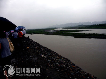 专家冒雨实地考察乐山港规划建设现场