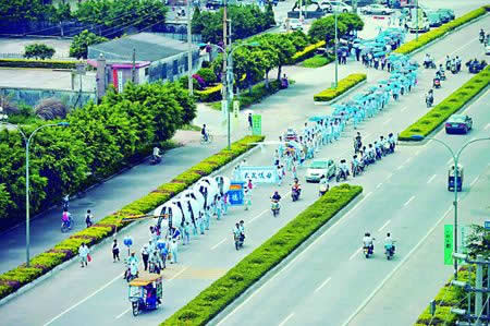 广东海丰县工商局长风光葬母被记大过