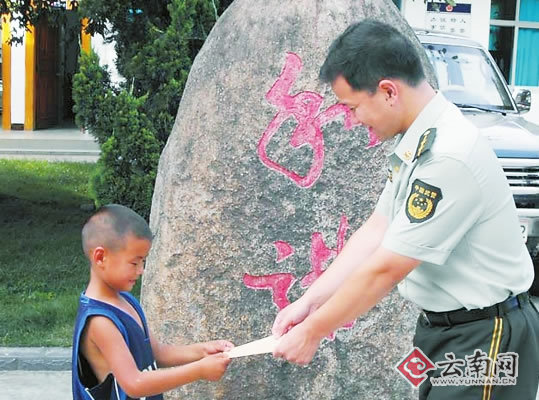 9岁孤儿步行17公里感谢警察救助(图)