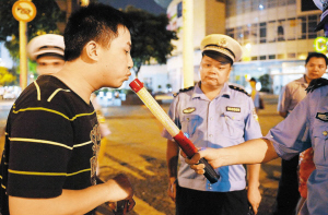 交警关闭手机上路查醉驾