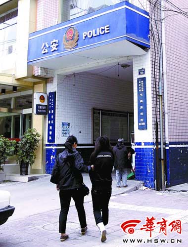 昨日上午,坐在派出所院内的长条椅上,小美(化名)痛苦地用双臂抱着