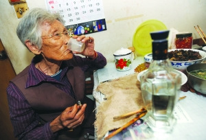 85岁老太每日烟酒茶不断邻居心甘情愿送节礼
