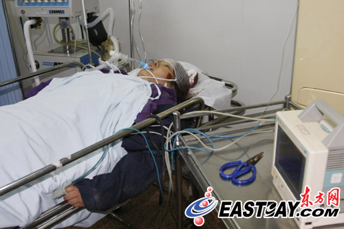 司机醉酒驾车撞伤两人1人濒死(组图)
