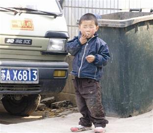 东东连幼儿园还没上,却已经学会了抽烟.