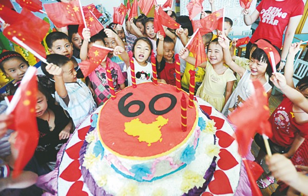 昨天,江东庆安幼儿园与东胜街道大河社区联合举行祝祖国妈妈生日快乐活动,小朋友们手握五星红旗,围在由师生共同制作的生日蛋糕模型前高唱祝福歌,共同欢庆新中国60华诞。 (丁安 黄艳艳 徐晶晶 摄)稿源:宁波日报编辑:沈严