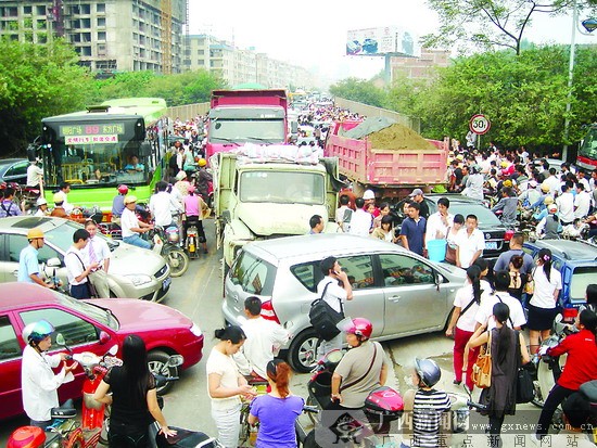 车辆互不相让 南宁仙湖大道维修路段成 肠梗阻