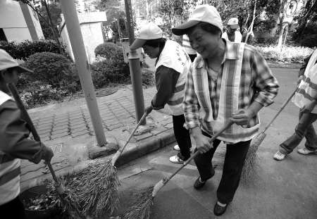 当一天环卫工人 体验他们工作的辛苦(图)