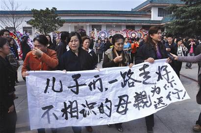 10月24日为抢救落水少年英勇献身的长江大学学生陈及时,何东旭,方招的