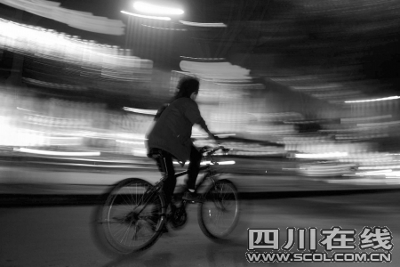 白领因压力晚上不回家街上瞎逛被称鬼旋族