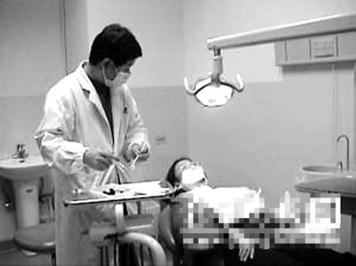 客人酒楼门前放烟火射进路人嘴里(图)