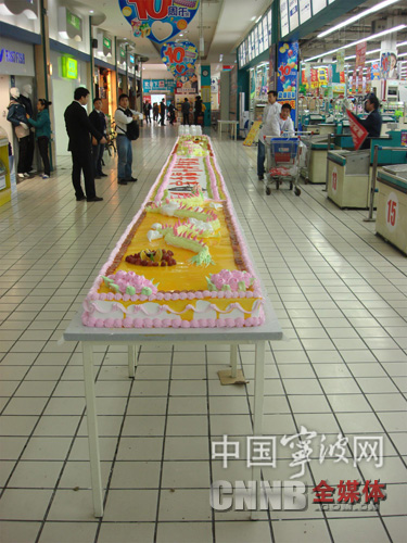 10米长"爱心"大蛋糕惊现江东某超市