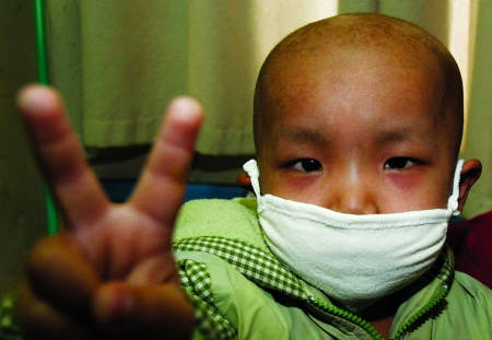 七岁小女孩捐骨髓救活弟弟(图)