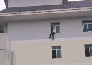 讨薪男子欲跳楼各方施救包工头现场拿3万余元