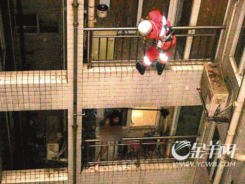 女子疑精神失常在阳台上当众脱衣(图)