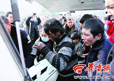 两名孩子火灾中被家人扔下6楼(组图)