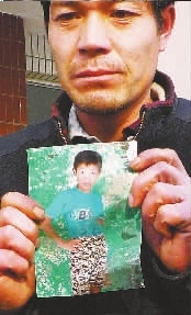 初中生冻死在学校排水沟曾被同学逼外出买零食
