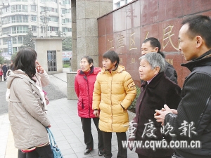 父亲长年对家人施暴强奸儿媳被儿子掐死