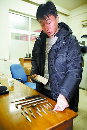 便衣民警一年抓贼200多 同事戏称亨特张(图)