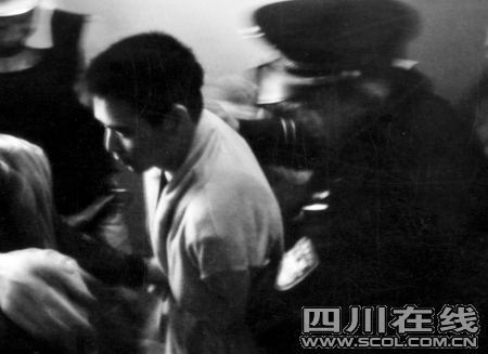 疑患精神病男子欲从3楼扔下13天大儿子