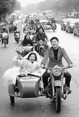 新郎为办创意婚礼 用8辆三轮摩托车迎亲(图)