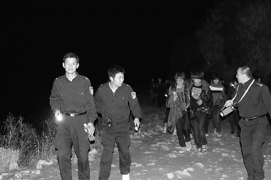 13名青年郊游迷路被困深山10小时后获救(图)