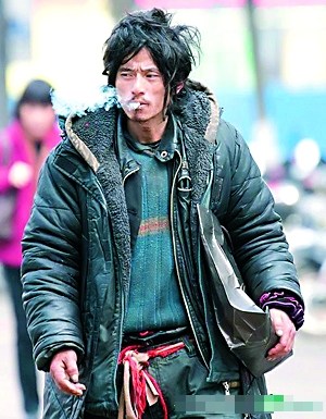 乞丐穿混搭服装走红网络续:拒绝政府救助