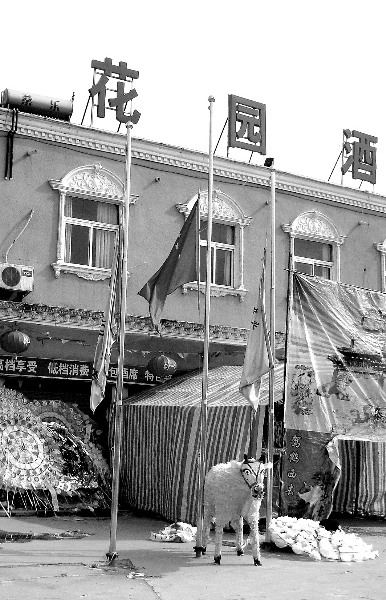 老板母亲去世后酒店门口国旗被降成半旗(图)