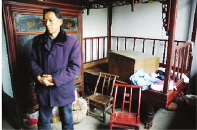 男子骑摩托致母亲死亡四保险公司报案疑其骗保