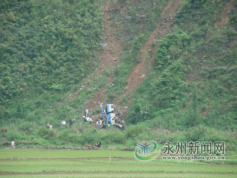 客车翻下62米山崖致5人死亡4人被困(图)