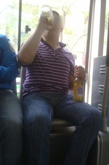 男子在公交车上饮啤酒并发泄质感漆满(图)
