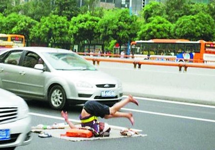 男子在马路上打地铺玩瑜伽(图)