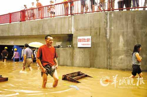 桥下民工宿舍因江水上涨被淹数百工人无处可住