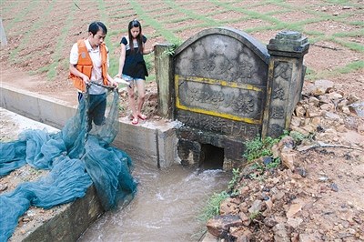 村民万余条鱼被洪水冲走损失十万元