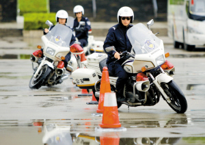 警用摩托雨天训练