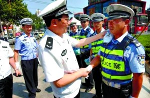 爆料称交警排队等政委擦汗交管局称不属实