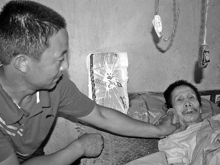 村民接受癱瘓老人母親臨終託付照顧對方23年