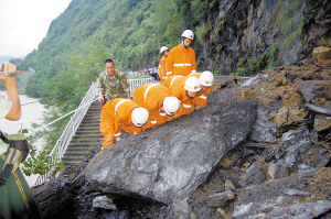 13岁女孩接同学看比赛途中遭落石砸死