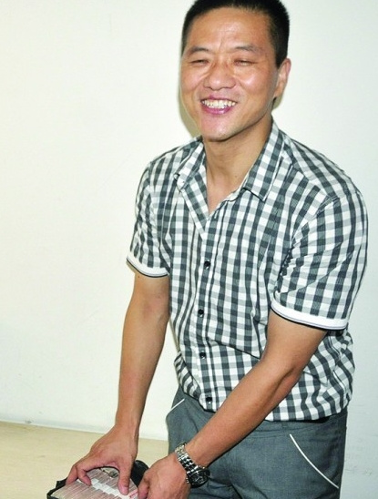 粗心男子丢弃8万现金民警垃圾堆里帮其找回