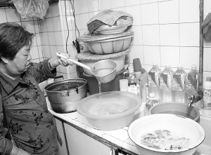 居民因小区不定时供水凌晨洗衣服