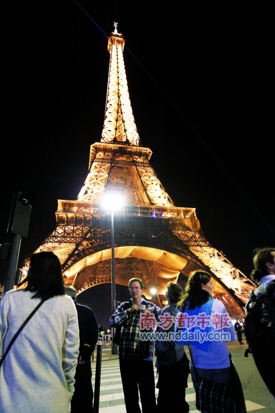 匿名电话扔诈弹埃菲尔铁塔关闭 巴黎最繁忙