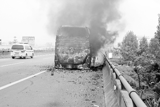 大巴先爆胎再起火被烧毁30余名乘客紧急疏散