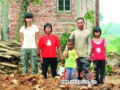 三姐弟父亲去世母亲改嫁房子倒塌仍无私帮邻居