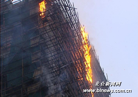 一在建大楼安全网起火 或工人使用电焊机引起