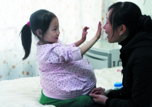 昨日，第二炮兵总医院病房，4岁半的山西运城“大肚女童”云云与妈妈聊天。本报记者 韩萌 摄 