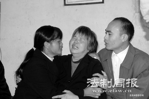 失散28年的張小英和親生母親在喜悅的淚水中相見。