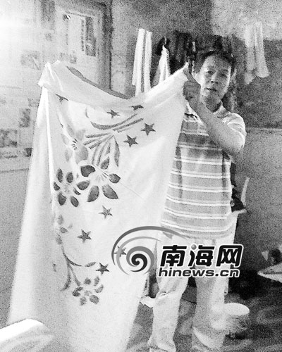 刘尚友展示婴儿被捡到时身上裹的毛巾被