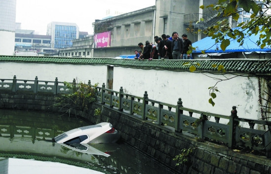 车子的前部已没入水中。本报记者 盛高 摄