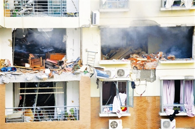 2009年10月23日，合肥�景湾小区，爆炸现场还在冒烟(资料图片)。